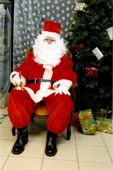 De Kerstman, in vol ornaat, Hema, Heerenveen, december 2009. (Foto: Ben Wiersma)